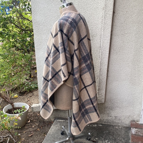 Neiman Marcus beautiful Ruana Cape/Shawl. This is so beautiful & chic - Picture 4 of 10